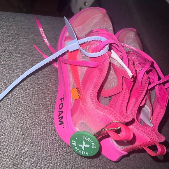 Off-White x Zoom Fly SP 'Tulip Pink'
great condition-4.5
Originally $375 - Picture 3 of 6